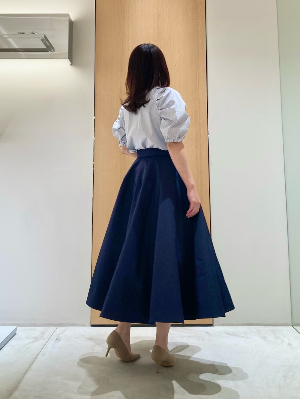 「アナイ(ANAYI)、シャツスタイル、春、おでかけコーデ、キレイめカジュアル、カジュアルコーデ、レディースファッション、オトナカジュアル、シャツ/ブラウス、ネイビー、ストライプ、スカート、低身長、オトナ女子、オトナカワイイ」｜「ANAYIのレクタングルガラス３連イヤリング（イヤリング、ホワイト系）」を使った、Hasebe.tさん（レディース・154cm）の春コーディネートの3枚目の写真