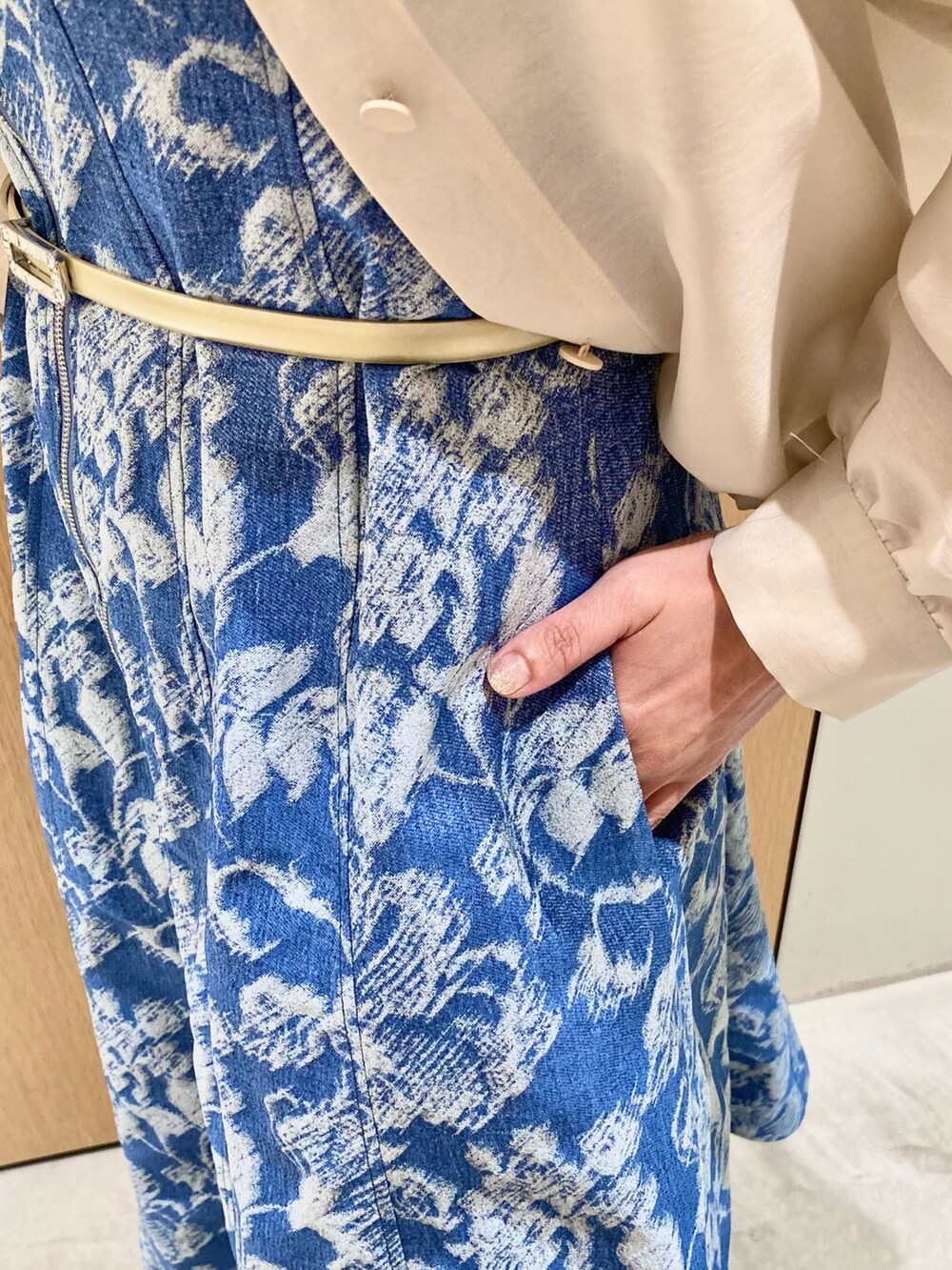 「アナイ(ANAYI)、シャツスタイル、シアートップス、春服コーデ、大人可愛い、大人コーデ、大人カジュアルコーデ、大人かわいい、春カラー、春先取り、オトナカワイイ、ワンピース、デニム、ジャガード、ブルー」｜「ANAYIのハードオーガンジーノーカラーブルゾン（その他アウター、ベージュ系）」を使った、Hasebe.tさん（レディース・154cm）の春コーディネートの6枚目の写真
