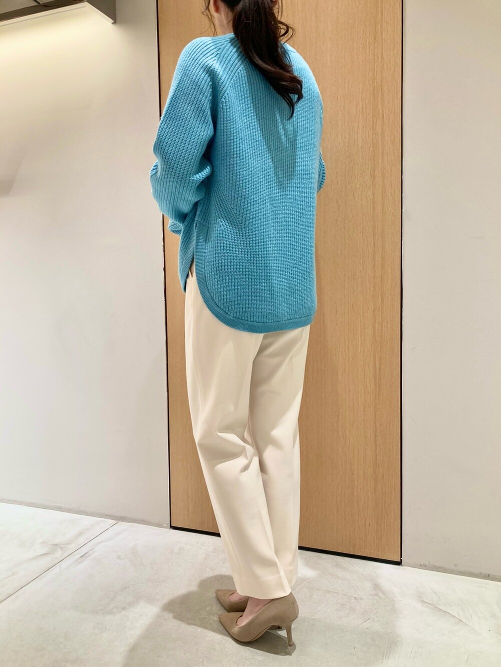 ブルー系のニット/セーター、グレー系のハンドバッグ、ホワイト系のその他パンツを着用したレディースの秋コーディネートの2枚目の写真