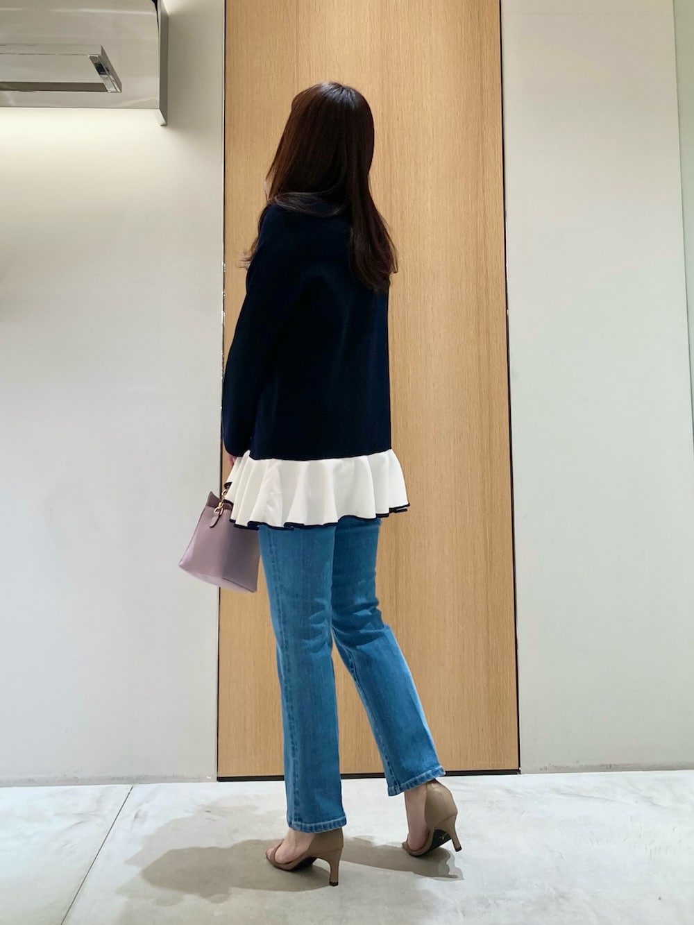 「アナイ(ANAYI)、春のNewスタイル、ピンク、春服コーデ、リラックススタイル、お出かけコーデ、楽チンコーデ、カジュアルコーデ、デニム、ネイビー、バッグ、低身長、大人女子、大人カジュアル、シンプルコーデ」｜「ANAYIのフラワーパールコンビイヤリング（イヤリング、ゴールド系）」を使った、Hasebe.tさん（レディース・154cm）の春コーディネートの3枚目の写真