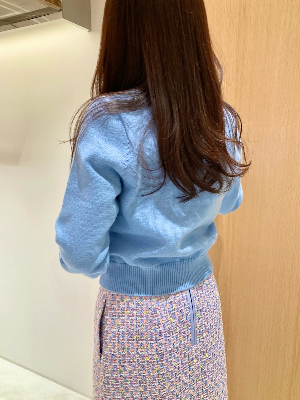 ブルー系のカーディガン/ボレロ、ブルー系のスカート、ゴールド系のイヤリングを着用したレディースの春コーディネートの7枚目の写真