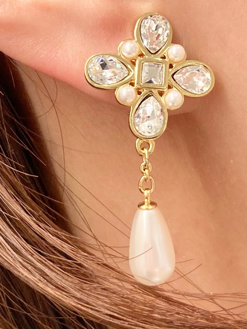 ブラック系のカーディガン/ボレロ、ブラック系のワンピース、レッド系のハンドバッグを着用したレディースの秋コーディネートの7枚目の写真