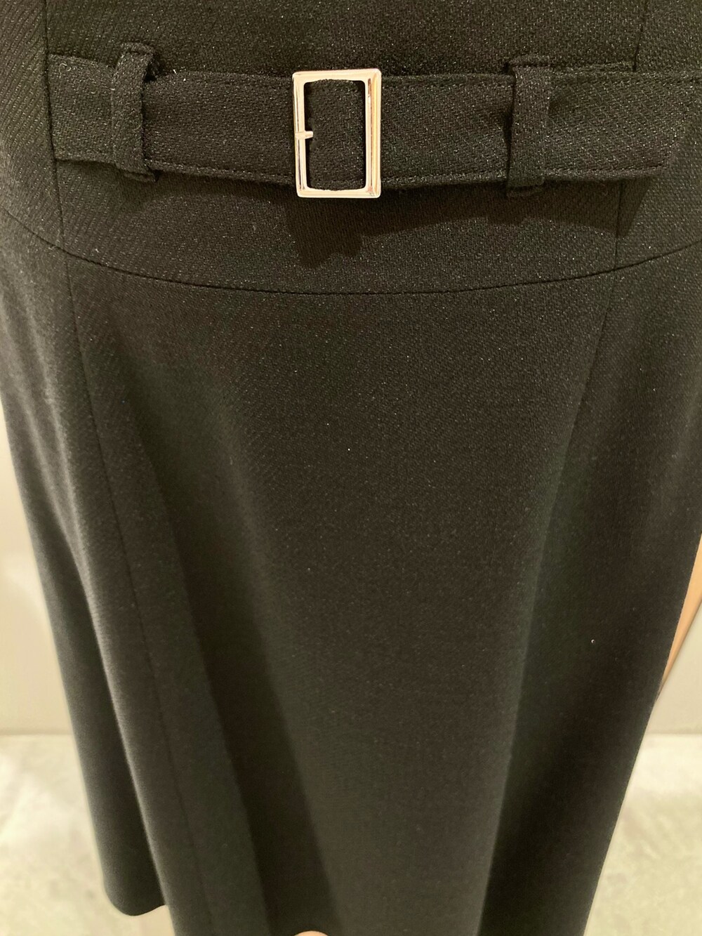 「アナイ(ANAYI)、ジャケット、春コーデ、大人かわいい、大人ファッション、春服コーデ、おでかけコーデ、モノトーンコーデ、低身長女子、きれいめコーディネート、スカート、キレイめ、ブラック、オトナ女子、オトナカワイイ」｜「ANAYIの【セットアップ対応商品ドビーツイードクルー ジャケット（ノーカラージャケット、ブラック系）」を使った、Hasebe.tさん（レディース・154cm）の春コーディネートの8枚目の写真