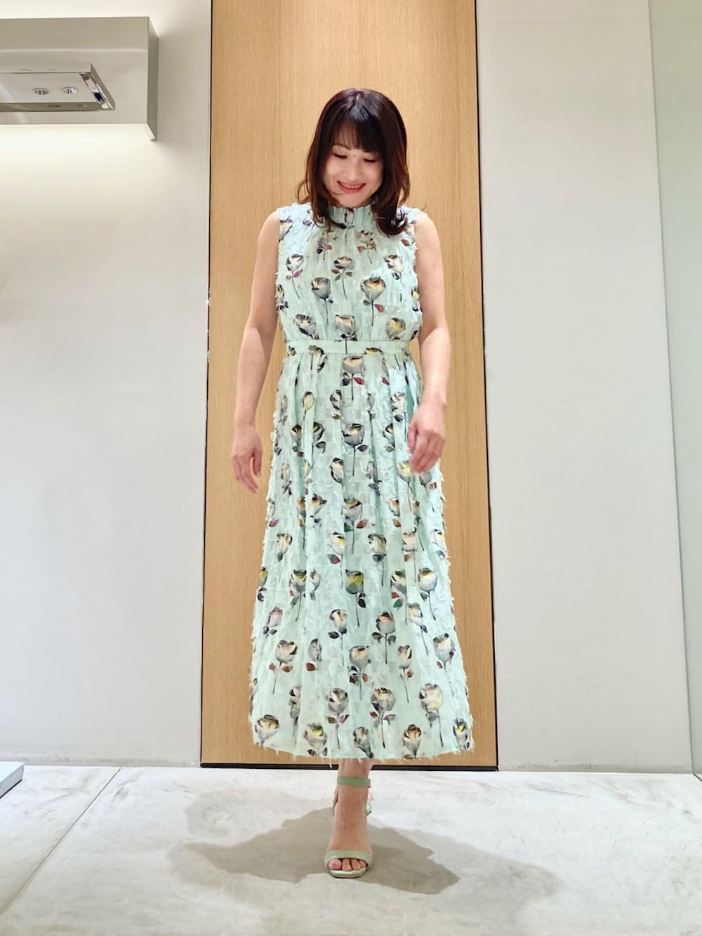 「アナイ(ANAYI)、ジャケット、春コーデ、オトナカジュアル、大人かわいい、大人ファッション、春服コーデ、おでかけコーデ、低身長女子、春色、きれいめコーディネート、ワンピーススタイル、ワンピース、デニム」｜「ANAYIのストレッチデニムノーカラー ジャケット（ノーカラージャケット、ブルー系）」を使った、Hasebe.tさん（レディース・154cm）の春コーディネートの7枚目の写真