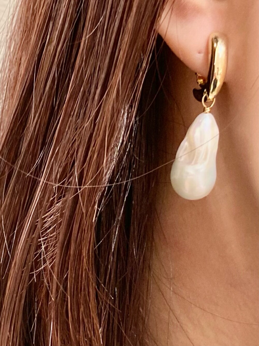 ブラック系のシャツ/ブラウス、ブラック系のその他パンツ、ホワイト系のイヤリングを着用したレディースの夏コーディネートの9枚目の写真