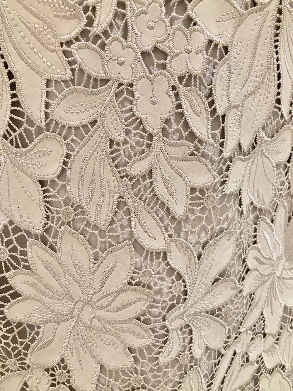 ベージュ系のブルゾン、ホワイト系のニット/セーター、ベージュ系のスカートを着用したレディースの秋コーディネートの8枚目の写真