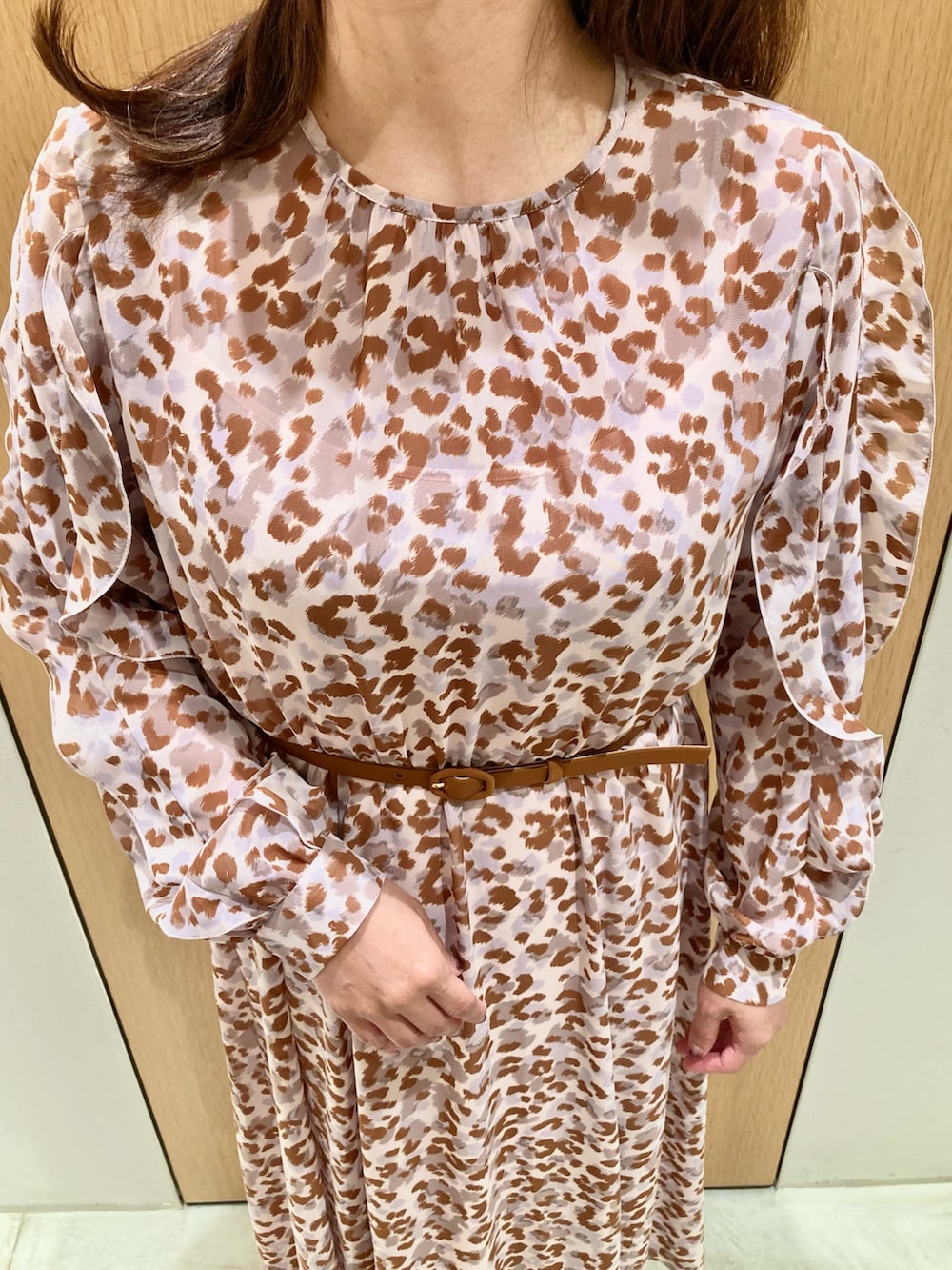 グレー系のワンピース、ピンク系のハンドバッグ、ゴールド系のリングを着用したレディースの秋コーディネートの4枚目の写真