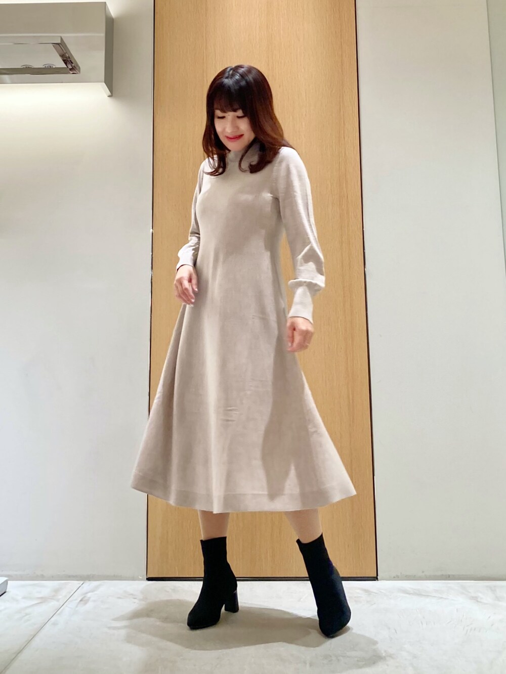 「アナイ(ANAYI)、冬アウター、淡色コーデ、大人コーデ、オトナカジュアル、大人可愛い、きれいめコーディネート、低身長コーデ、ワンピース、ムートン、ベージュ、おでかけコーデ、コート、オトナ女子、オトナカワイイ」｜「ANAYIのウールフェイクムートンクルーコート（テーラードジャケット、ホワイト系）」を使った、Hasebe.tさん（レディース・154cm）の冬コーディネートの6枚目の写真