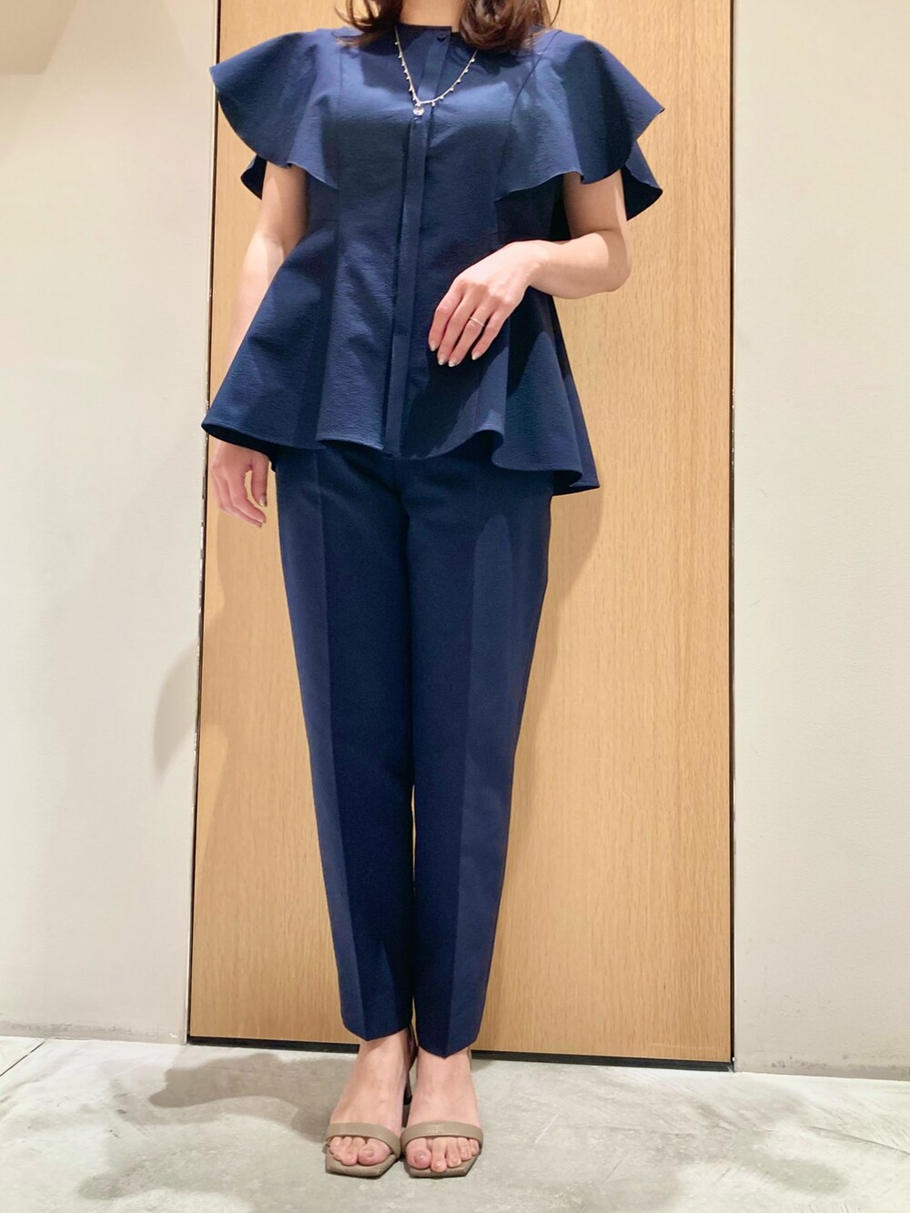 「アナイ(ANAYI)、大人カジュアル、休日スタイル、デートコーデ、お出かけコーデ、セットアップ、春夏コーデ、シンプルコーデ、春ファッション、カジュアルスタイル、オトナカワイイ、大人可愛い、大人女子、おでかけコーデ、ブラウス」｜「ANAYIのクリスタルドロップイヤリング（イヤリング、シルバー系）」を使った、Hasebe.tさん（レディース・154cm）の春コーディネートの3枚目の写真