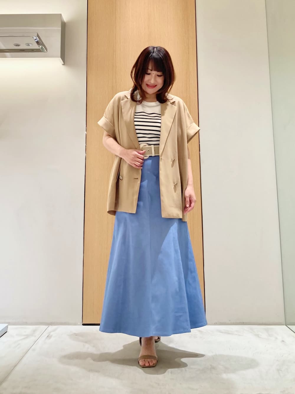 「アナイ(ANAYI)、デートコーデ、きれいめカジュアル、デニム、オトナカワイイ、ジャケット、スカート、ボーダー、ブルー、低身長、マーメイドスカート、オトナカジュアル、オトナ女子、ベルト、夏」｜「ANAYIのリネンライクフレンチジャケット（その他アウター、ブラウン系）」を使った、Hasebe.tさん（レディース・154cm）の夏コーディネートの3枚目の写真
