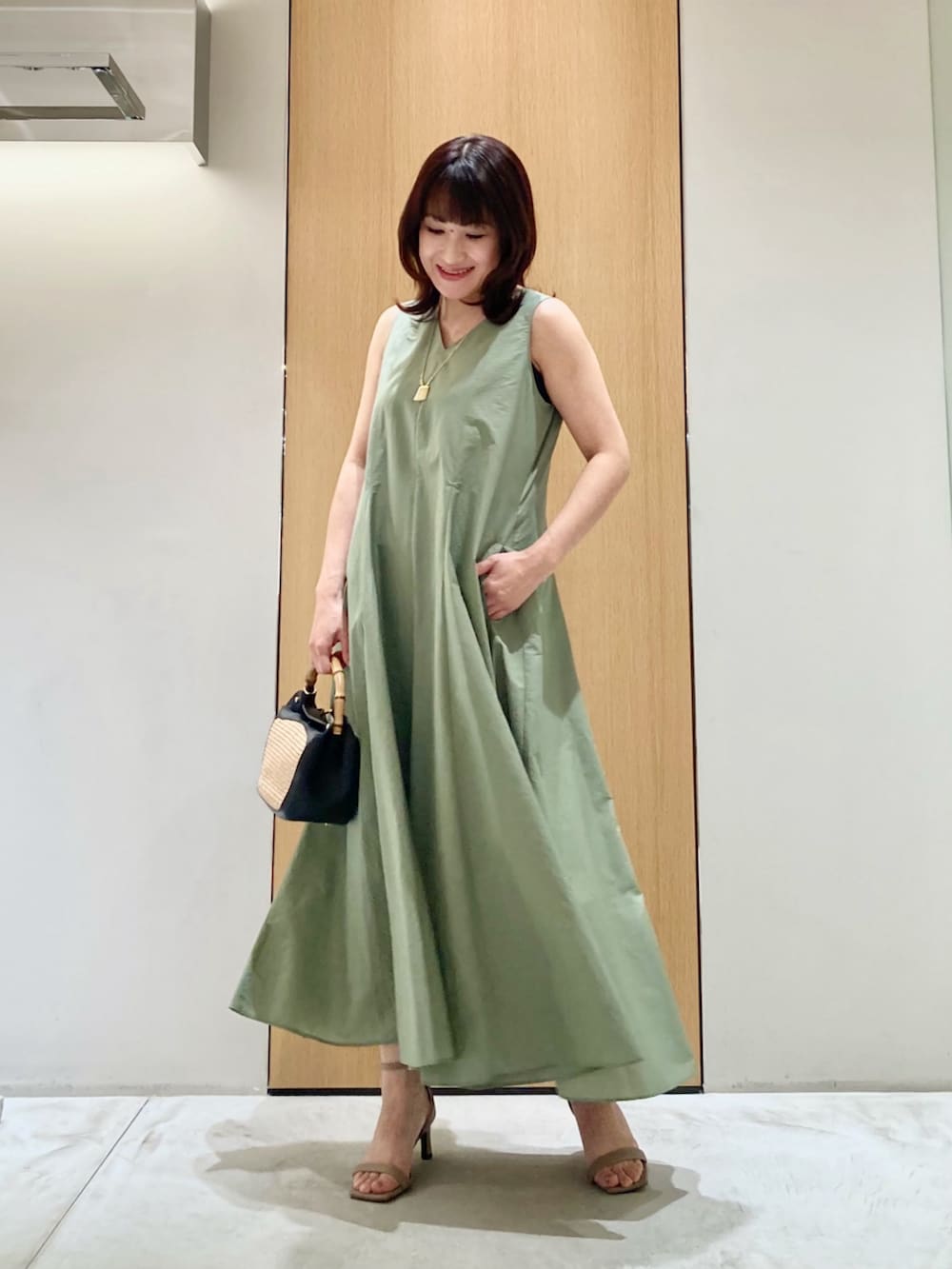 「アナイ(ANAYI)、大人カジュアル、ワンピース、きれいめカジュアル、休日スタイル、お出かけコーデ、低身長コーデ、大人カジュアルコーデ、休日、おでかけコーデ、大人可愛い、カーキ、リラックススタイル、リゾートスタイル、夏コーデ」｜「ANAYIのスクエアワントップネックレス（ネックレス、ベージュ系）」を使った、Hasebe.tさん（レディース・154cm）の春コーディネートの2枚目の写真
