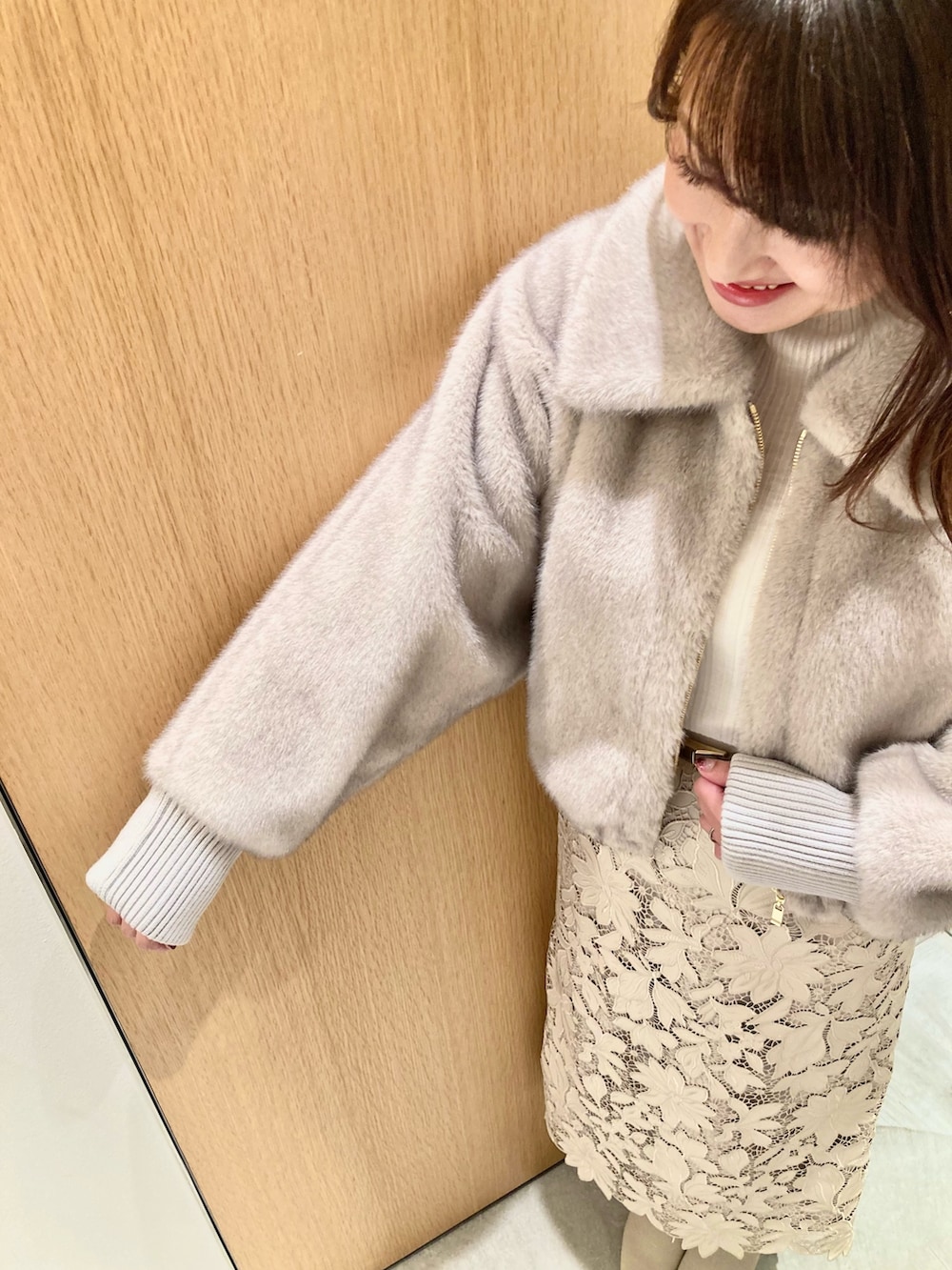 ベージュ系のブルゾン、ホワイト系のニット/セーター、ベージュ系のスカートを着用したレディースの秋コーディネートの5枚目の写真