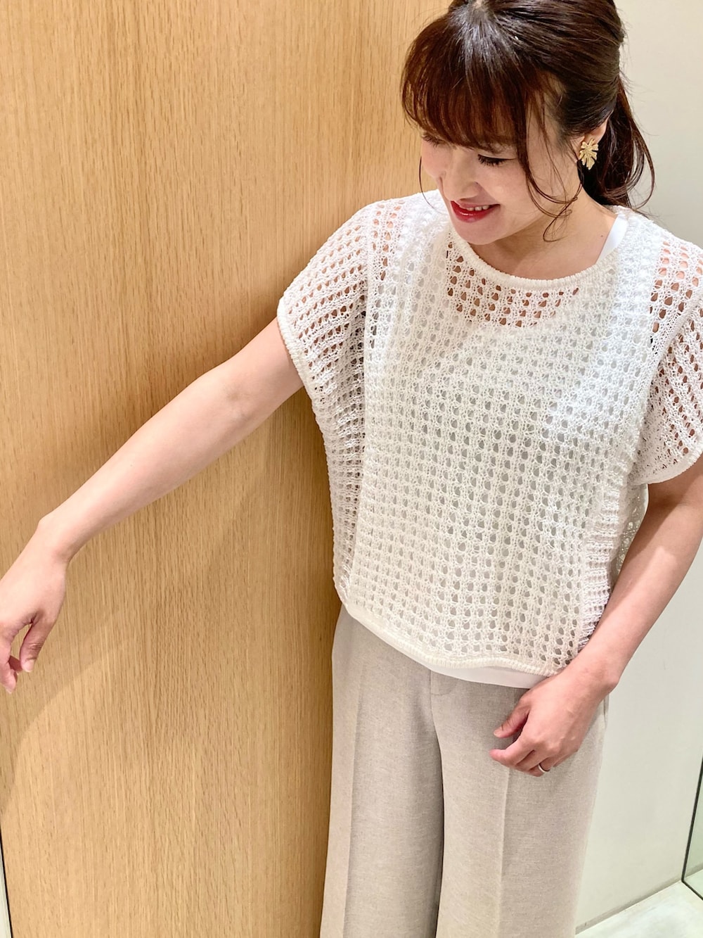 ホワイト系のニット/セーター、ホワイト系のタンクトップ、ベージュ系のその他パンツを着用したレディースの夏コーディネートの7枚目の写真