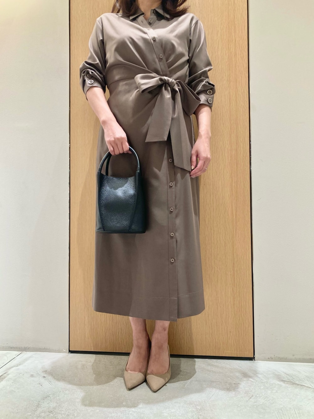 「アナイ(ANAYI)、春コーデ、オトナカジュアル、大人かわいい、大人ファッション、春服コーデ、おでかけコーデ、シンプルスタイル、楽チンコーデ、きれいめコーディネート、ワンピーススタイル、カーキ、カシュクール、低身長、オトナ女子」｜「ANAYIのテンセルツイルカシュクールワンピース（ワンピース、グリーン系）」を使った、Hasebe.tさん（レディース・154cm）の春コーディネートの5枚目の写真