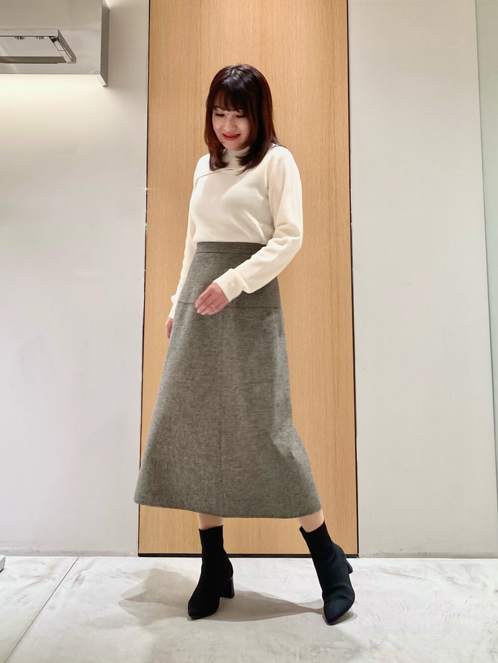 「アナイ(ANAYI)、冬コーデ、秋冬コーデ、お出かけコーデ、大人かわいい、あったかコーデ、大人可愛い、キレイめコーデ、グレー、オトナ女子、冬、白ニット、スカート、ブラック、コート」｜「ANAYIのウールボンディングピーコート（ピーコート、ブラック系）」を使った、Hasebe.tさん（レディース・154cm）の冬コーディネートの6枚目の写真