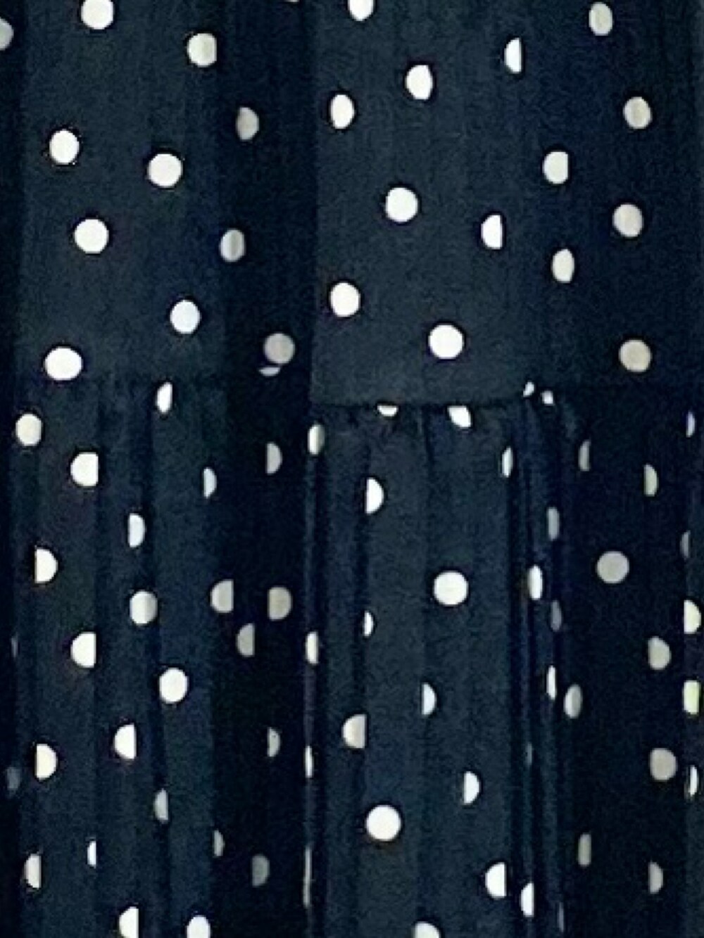 ホワイト系のカーディガン/ボレロ、ブラック系のワンピース、ホワイト系のイヤリングを着用したレディースの夏コーディネートの8枚目の写真