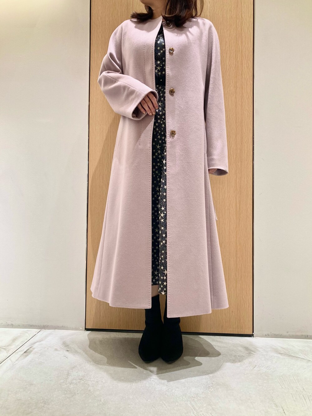 「アナイ(ANAYI)、冬アウター、ロングコート、お出かけコーデ、ワンピース、クリスマスに着たい服、冬コーデ、オトナ女子、きれいめコーデ、ピンク、大人かわいい、ジャガード、柄物、カシミヤ、低身長」｜「ANAYIのカシミヤベルト付きクルーコート（その他アウター、ピンク系）」を使った、Hasebe.tさん（レディース・154cm）の冬コーディネートの4枚目の写真