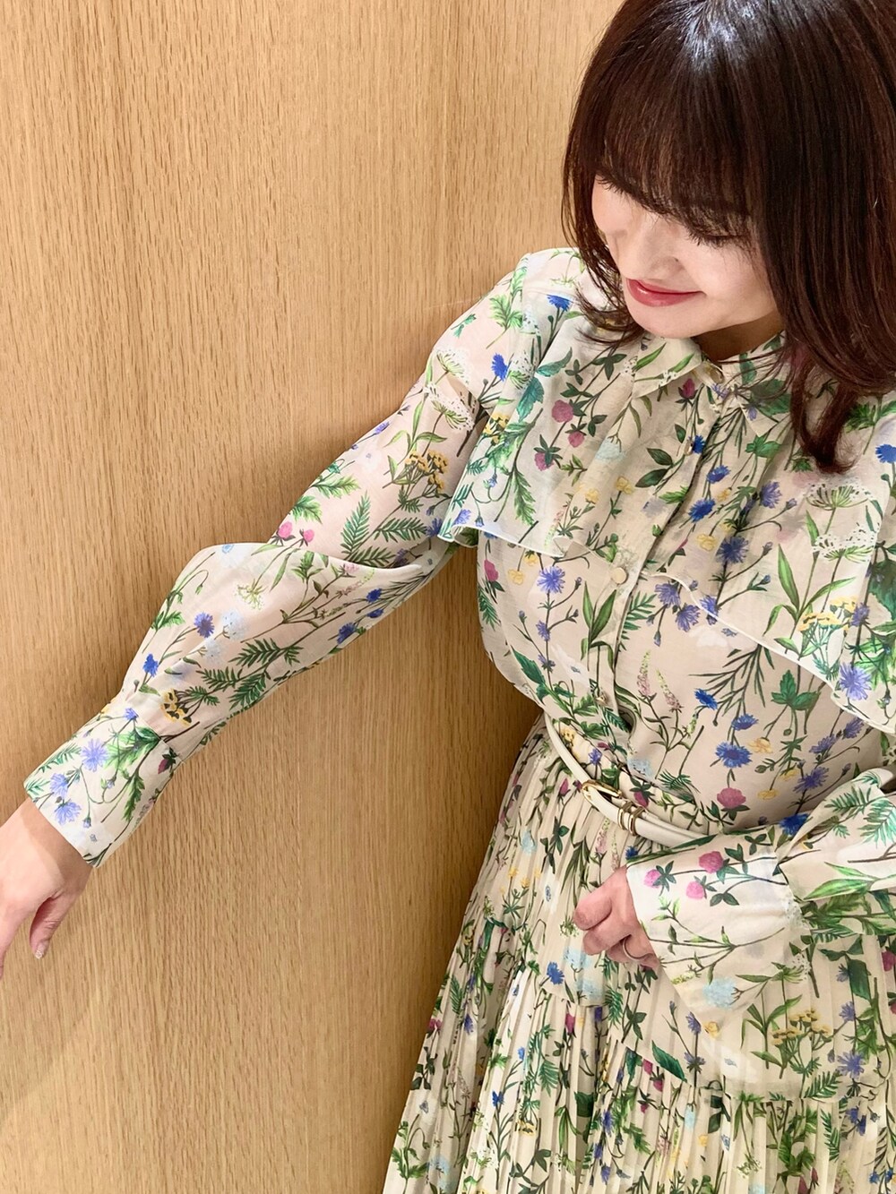 「アナイ(ANAYI)、シャツスタイル、シアートップス、春、おでかけコーデ、キレイめカジュアル、レディースファッション、シャツ/ブラウス、ボタニカル柄、フェミニン、オトナカジュアル、オトナ女子、オトナカワイイ、低身長、お出かけコーデ」｜「ANAYIのボタニカルプリントシャツ ブラウス（シャツ/ブラウス、ベージュ系）」を使った、Hasebe.tさん（レディース・154cm）の春コーディネートの6枚目の写真