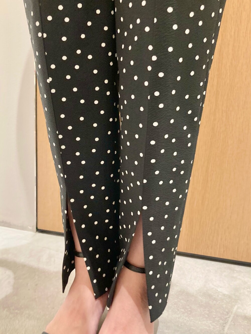 ブラック系のシャツ/ブラウス、ブラック系のその他パンツ、ホワイト系のイヤリングを着用したレディースの夏コーディネートの8枚目の写真