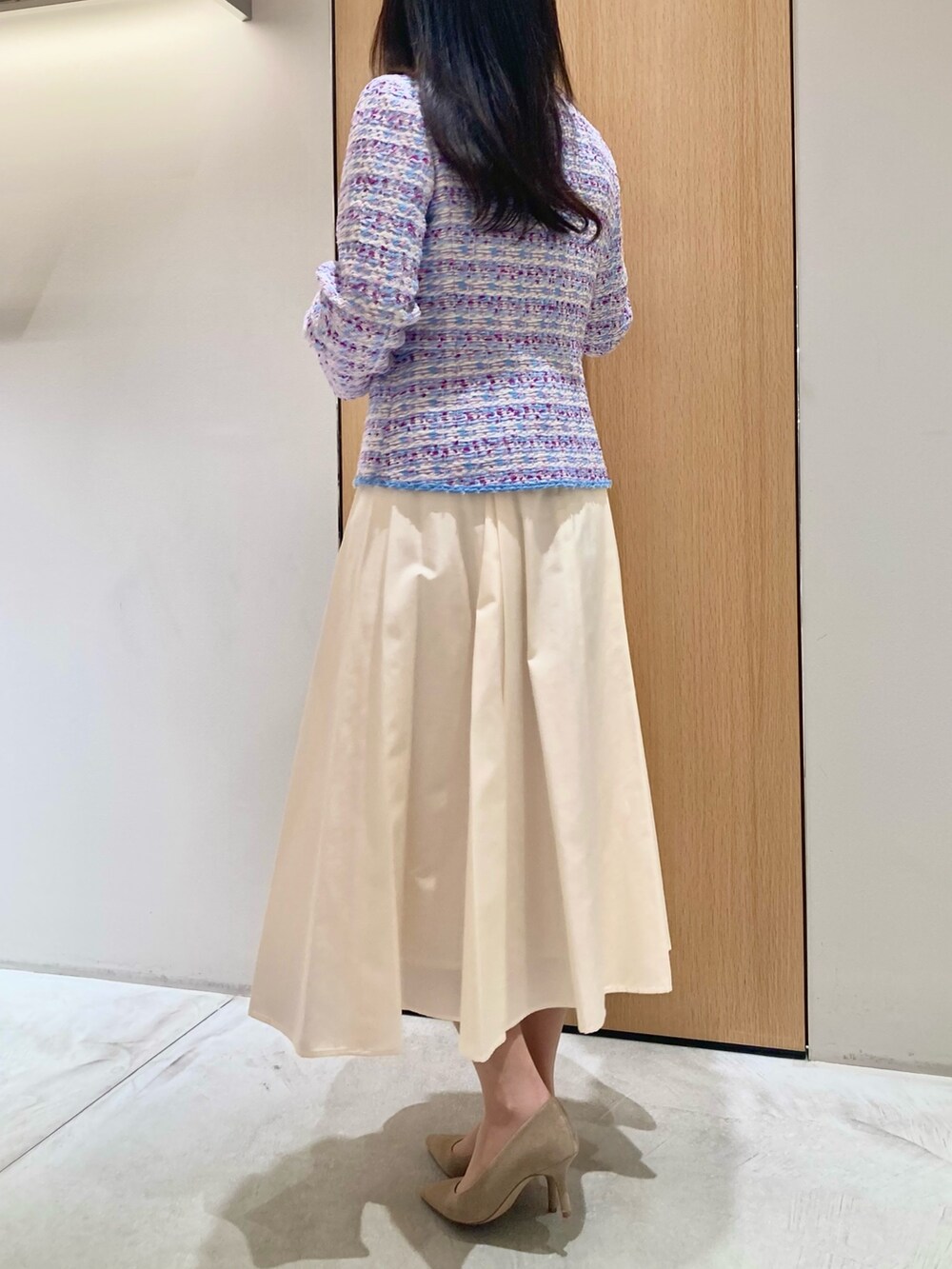 「アナイ(ANAYI)、ジャケット、スカート、ブラウス、ツィード、ホワイト、ブルー、フェミニン、オケージョン、低身長、結婚式、入学式、パーティースタイル、ツイード、バッグ」｜「ANAYIのパールフープイヤリング（イヤリング、ホワイト系）」を使った、Hasebe.tさん（レディース・154cm）の冬コーディネートの3枚目の写真