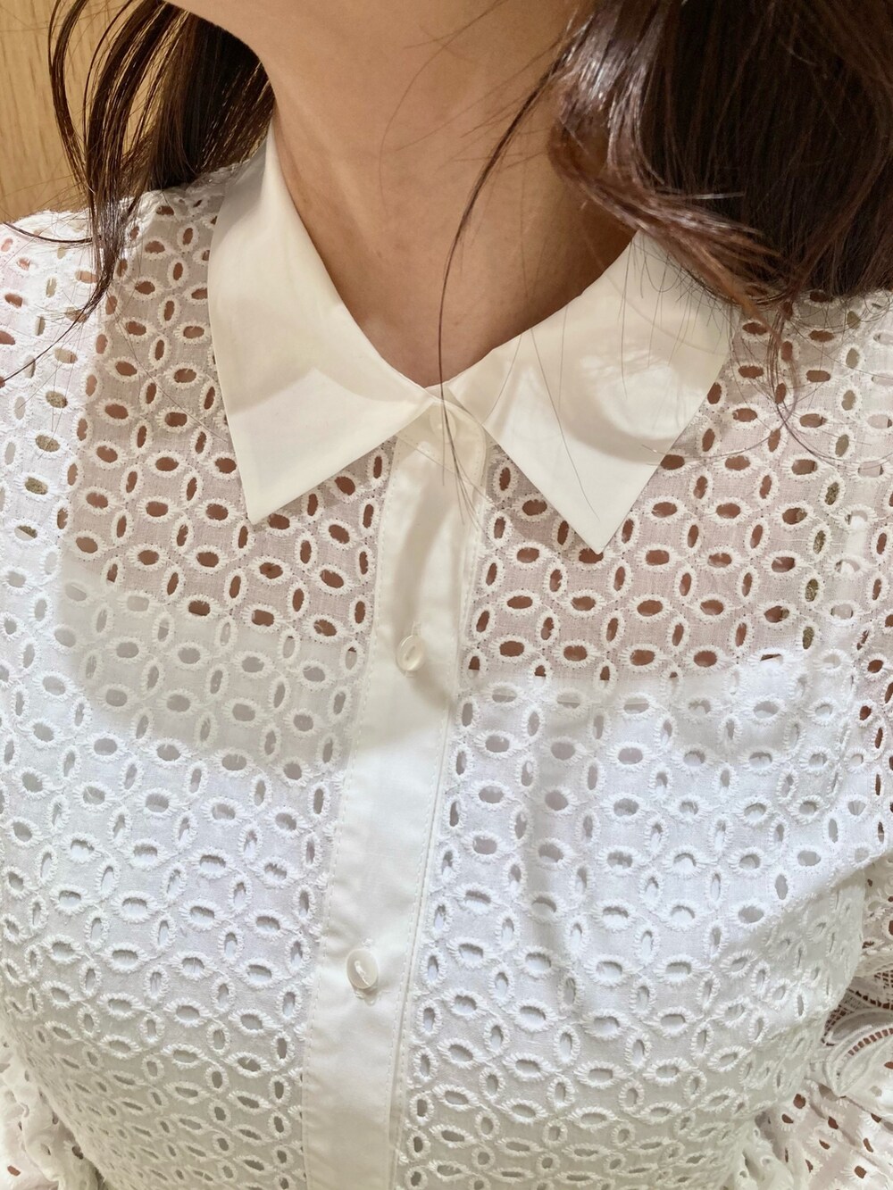 「アナイ(ANAYI)、春色、お出かけコーデ、オトナ女子、低身長女子、オトナカワイイ、ワンピーススタイル、ワンピース、レース、ホワイト、ベルト、フェミニン、バッグ、大人可愛い、休日スタイル」｜「ANAYIのリーフモチーフイヤリング（イヤリング、ゴールド系）」を使った、Hasebe.tさん（レディース・154cm）の春コーディネートの5枚目の写真
