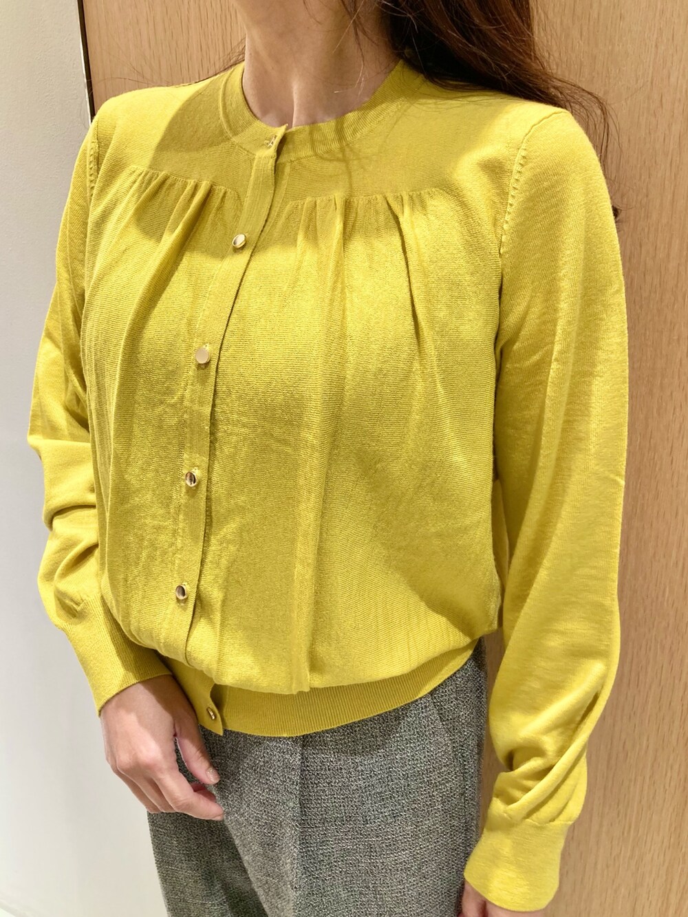 「アナイ(ANAYI)、秋コーデ、カーディガン、初秋コーデ、大人女子、秋カラー、セーター、マスタード、グレー、オトナカジュアル、パンツスタイル、オフィスカジュアル、大人かわいい、低身長、イヤリング」｜「ANAYIのリボンタイビジューイヤリング（イヤリング、シルバー系）」を使った、Hasebe.tさん（レディース・154cm）の秋コーディネートの5枚目の写真