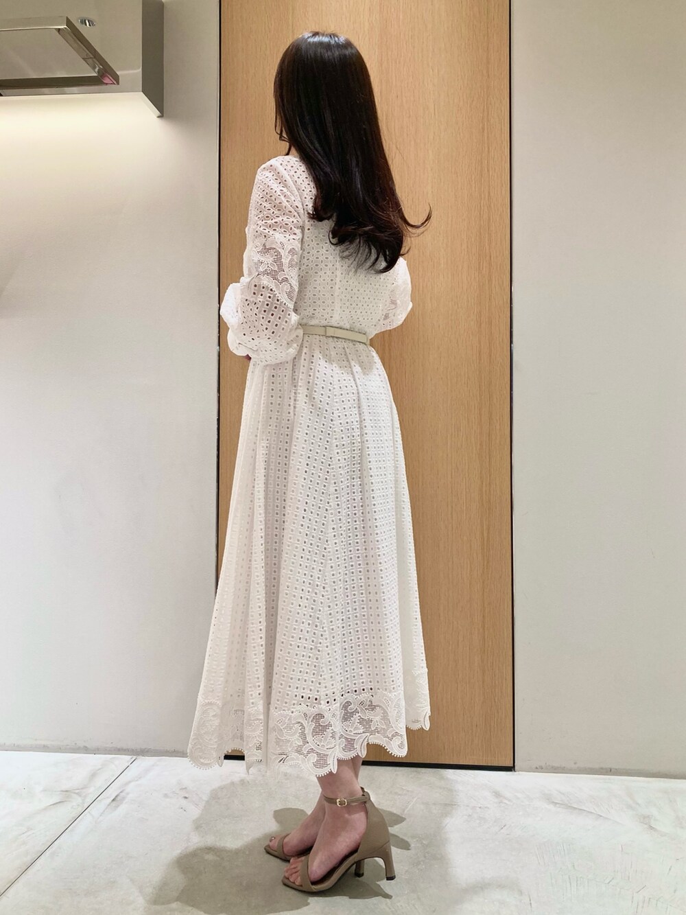 「アナイ(ANAYI)、春色、お出かけコーデ、オトナ女子、低身長女子、オトナカワイイ、ワンピーススタイル、ワンピース、レース、ホワイト、ベルト、フェミニン、バッグ、大人可愛い、休日スタイル」｜「ANAYIのリーフモチーフイヤリング（イヤリング、ゴールド系）」を使った、Hasebe.tさん（レディース・154cm）の春コーディネートの3枚目の写真