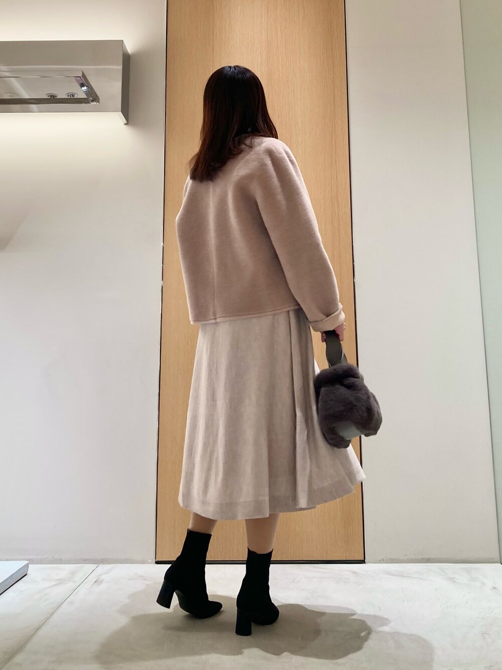 「アナイ(ANAYI)、冬アウター、淡色コーデ、大人コーデ、オトナカジュアル、大人可愛い、きれいめコーディネート、低身長コーデ、ワンピース、ムートン、ベージュ、おでかけコーデ、コート、オトナ女子、オトナカワイイ」｜「ANAYIのウールフェイクムートンクルーコート（テーラードジャケット、ホワイト系）」を使った、Hasebe.tさん（レディース・154cm）の冬コーディネートの4枚目の写真