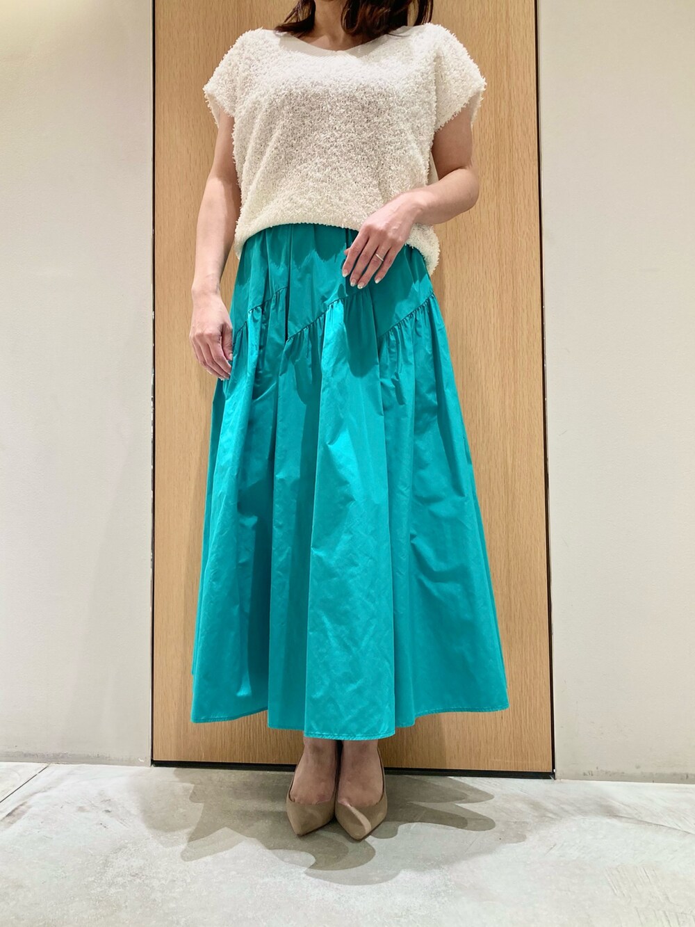 「アナイ(ANAYI)、春コーデ、シアートップス、シンプルスタイル、ゆるコーデ、楽チンコーデ、大人女子、春先取り、ニット、スカート、ホワイト、グリーン、ティアードスカート、低身長、オトナカジュアル」｜「ANAYIのGIMAフェザーVプルオーバー（ニット/セーター、ホワイト系）」を使った、Hasebe.tさん（レディース・154cm）の春コーディネートの3枚目の写真