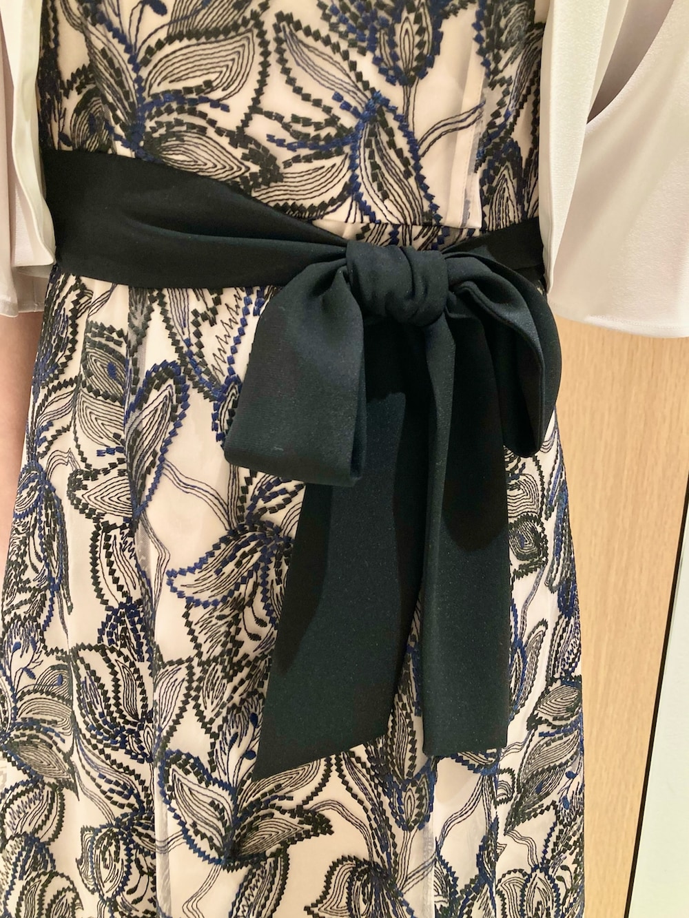 「アナイ(ANAYI)、オケージョン、結婚式、パーティースタイル、ドレス、ワンピース、ボレロ、レース、低身長、大人かわいい、オトナ女子、バッグ、ベージュ、ブラック、イヤリング」｜「ANAYIのパールフープイヤリング（イヤリング、ホワイト系）」を使った、Hasebe.tさん（レディース・154cm）の春コーディネートの8枚目の写真