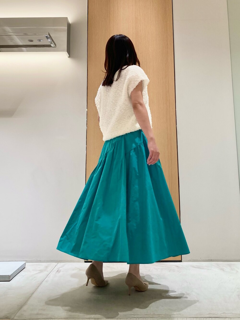 「アナイ(ANAYI)、春コーデ、シアートップス、シンプルスタイル、ゆるコーデ、楽チンコーデ、大人女子、春先取り、ニット、スカート、ホワイト、グリーン、ティアードスカート、低身長、オトナカジュアル」｜「ANAYIのGIMAフェザーVプルオーバー（ニット/セーター、ホワイト系）」を使った、Hasebe.tさん（レディース・154cm）の春コーディネートの2枚目の写真