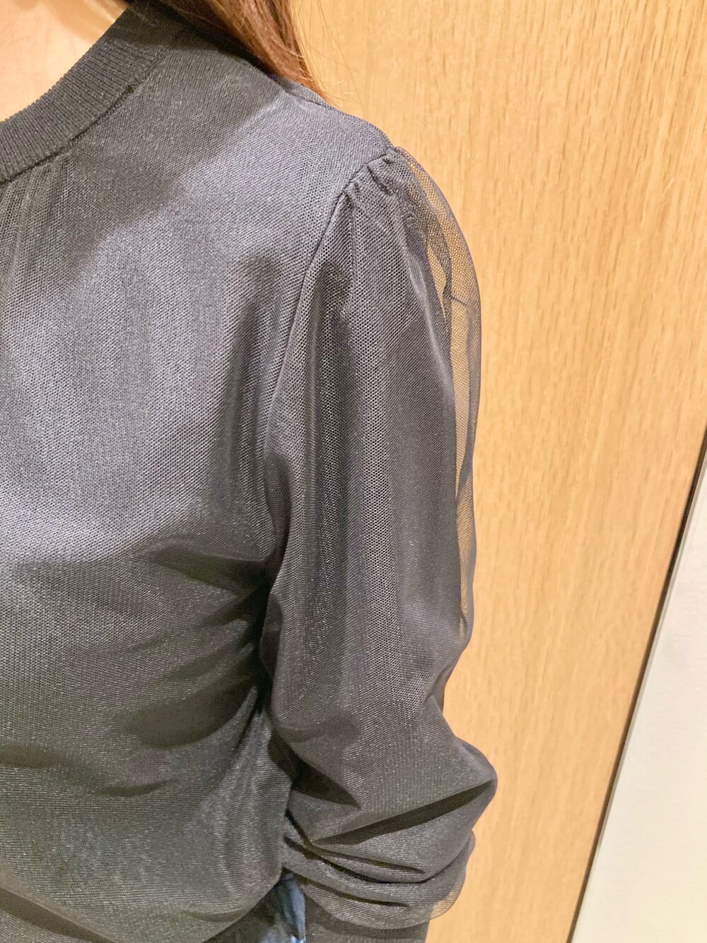 ブラック系のカーディガン/ボレロ、ブルー系のスカート、ホワイト系のイヤリングを着用したレディースの夏コーディネートの6枚目の写真