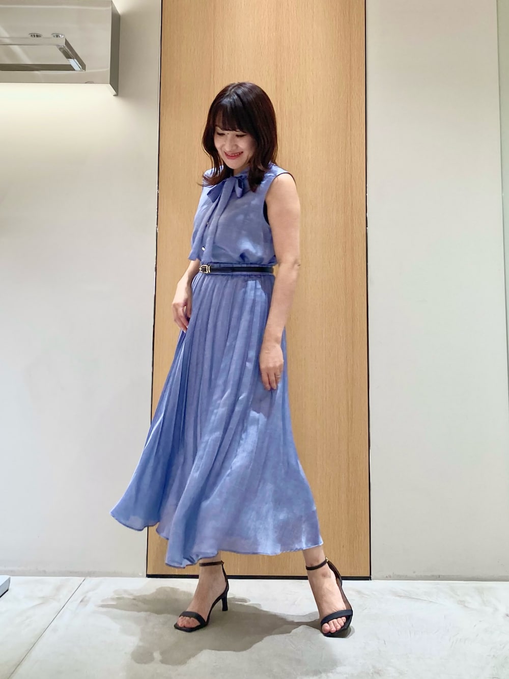 ブルー系のシャツ/ブラウス、ブルー系のスカート、ブラック系のベルトを着用したレディースの夏コーディネートの3枚目の写真