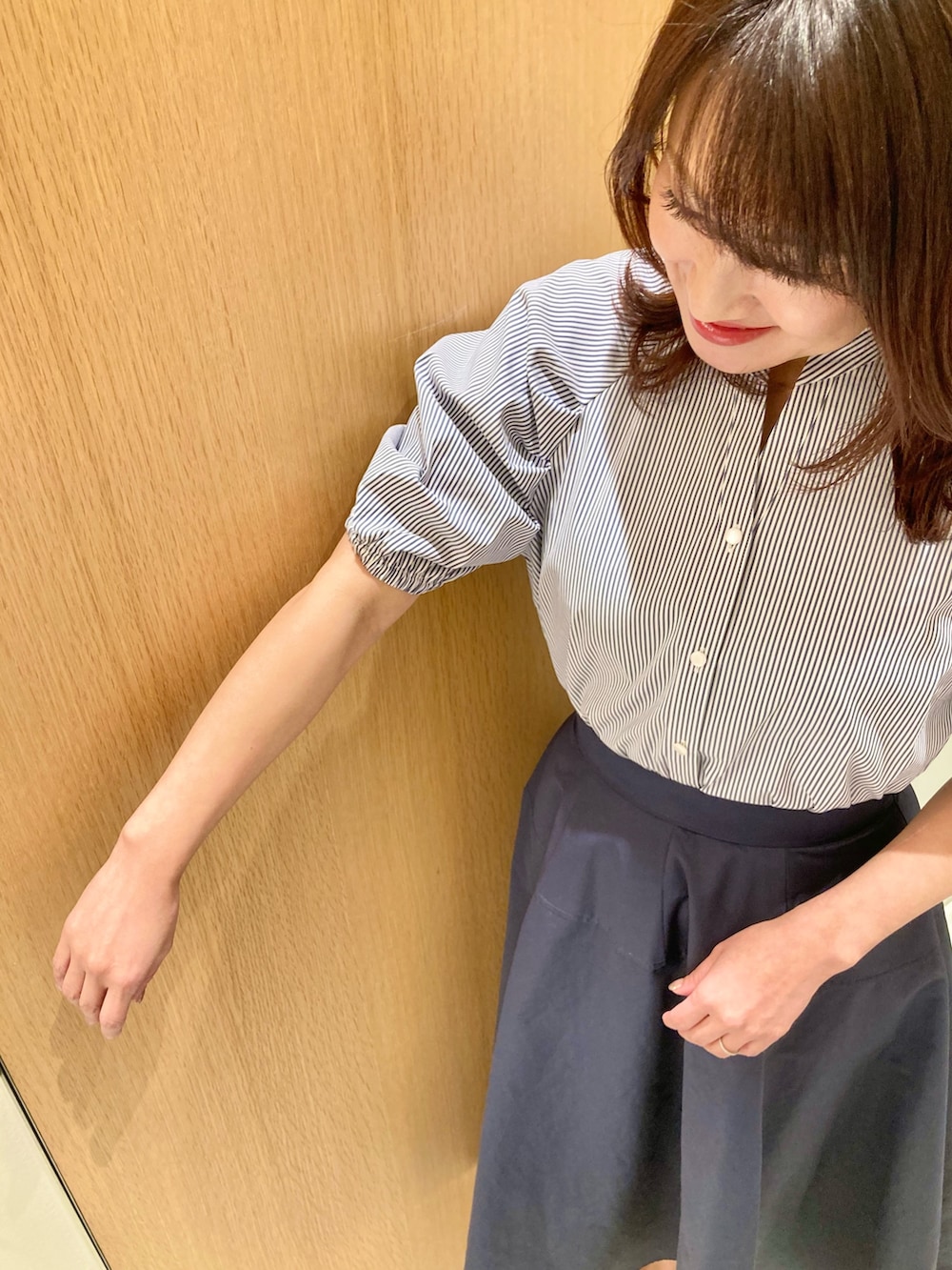 「アナイ(ANAYI)、シャツスタイル、春、おでかけコーデ、キレイめカジュアル、カジュアルコーデ、レディースファッション、オトナカジュアル、シャツ/ブラウス、ネイビー、ストライプ、スカート、低身長、オトナ女子、オトナカワイイ」｜「ANAYIのレクタングルガラス３連イヤリング（イヤリング、ホワイト系）」を使った、Hasebe.tさん（レディース・154cm）の春コーディネートの6枚目の写真