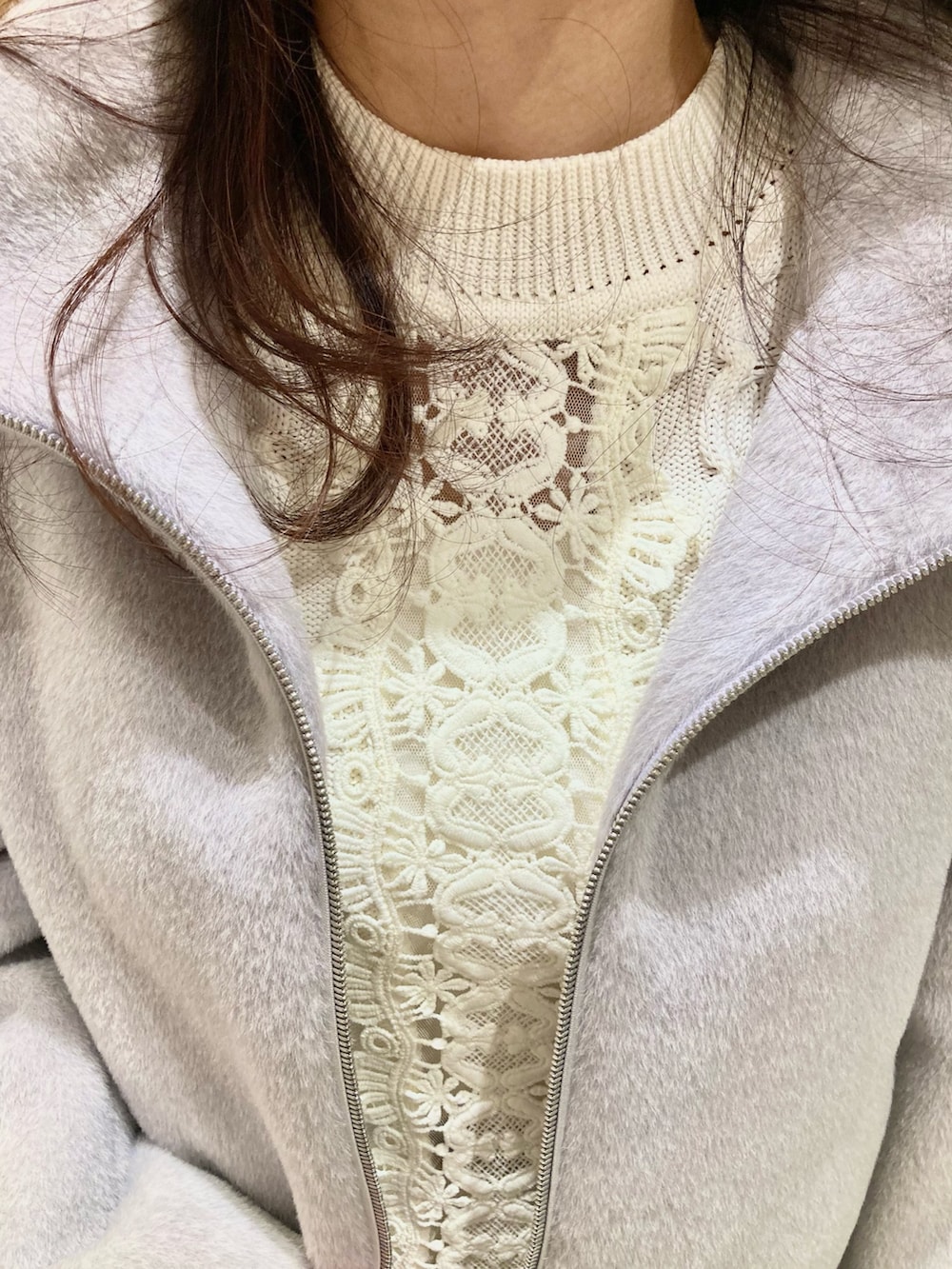 「アナイ(ANAYI)、ニット、冬コーデ、きれいめカジュアル、オトナカワイイ、お出かけコーデ、大人かわいい、あったかコーデ、コート、ファー、スカート、ホワイト、低身長、オトナカジュアル、レース」｜「ANAYIのレースドッキングケーブルプルオーバー（ニット/セーター、ホワイト系）」を使った、Hasebe.tさん（レディース・154cm）の冬コーディネートの6枚目の写真