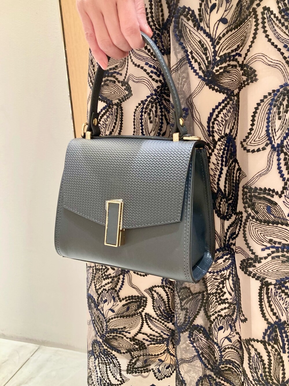 「アナイ(ANAYI)、オケージョン、結婚式、パーティースタイル、ドレス、ワンピース、ボレロ、レース、低身長、大人かわいい、オトナ女子、バッグ、ベージュ、ブラック、イヤリング」｜「ANAYIのパールフープイヤリング（イヤリング、ホワイト系）」を使った、Hasebe.tさん（レディース・154cm）の春コーディネートの10枚目の写真