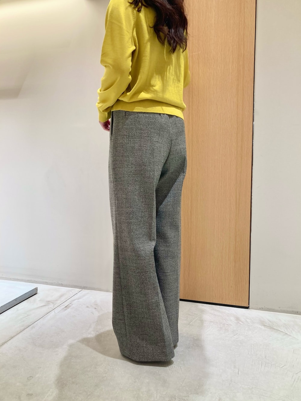 「アナイ(ANAYI)、秋コーデ、カーディガン、初秋コーデ、大人女子、秋カラー、セーター、マスタード、グレー、オトナカジュアル、パンツスタイル、オフィスカジュアル、大人かわいい、低身長、イヤリング」｜「ANAYIのリボンタイビジューイヤリング（イヤリング、シルバー系）」を使った、Hasebe.tさん（レディース・154cm）の秋コーディネートの3枚目の写真