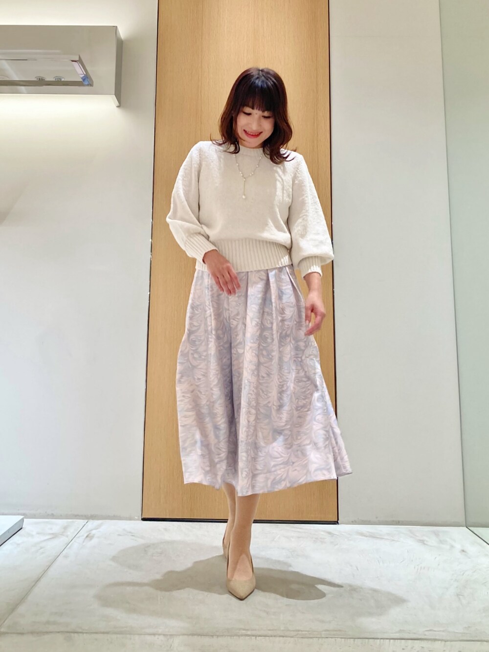 「アナイ(ANAYI)、キレイめコーデ、大人かわいい、春先取り、大人カジュアルコーデ、女子会コーデ、春ニット、通勤コーデ、コート、スカート、アクセサリー、ホワイト、ピンク、低身長、バッグ」｜「ANAYIのバロックパールドロップネックレス（ネックレス、ホワイト系）」を使った、Hasebe.tさん（レディース・154cm）の冬コーディネートの6枚目の写真