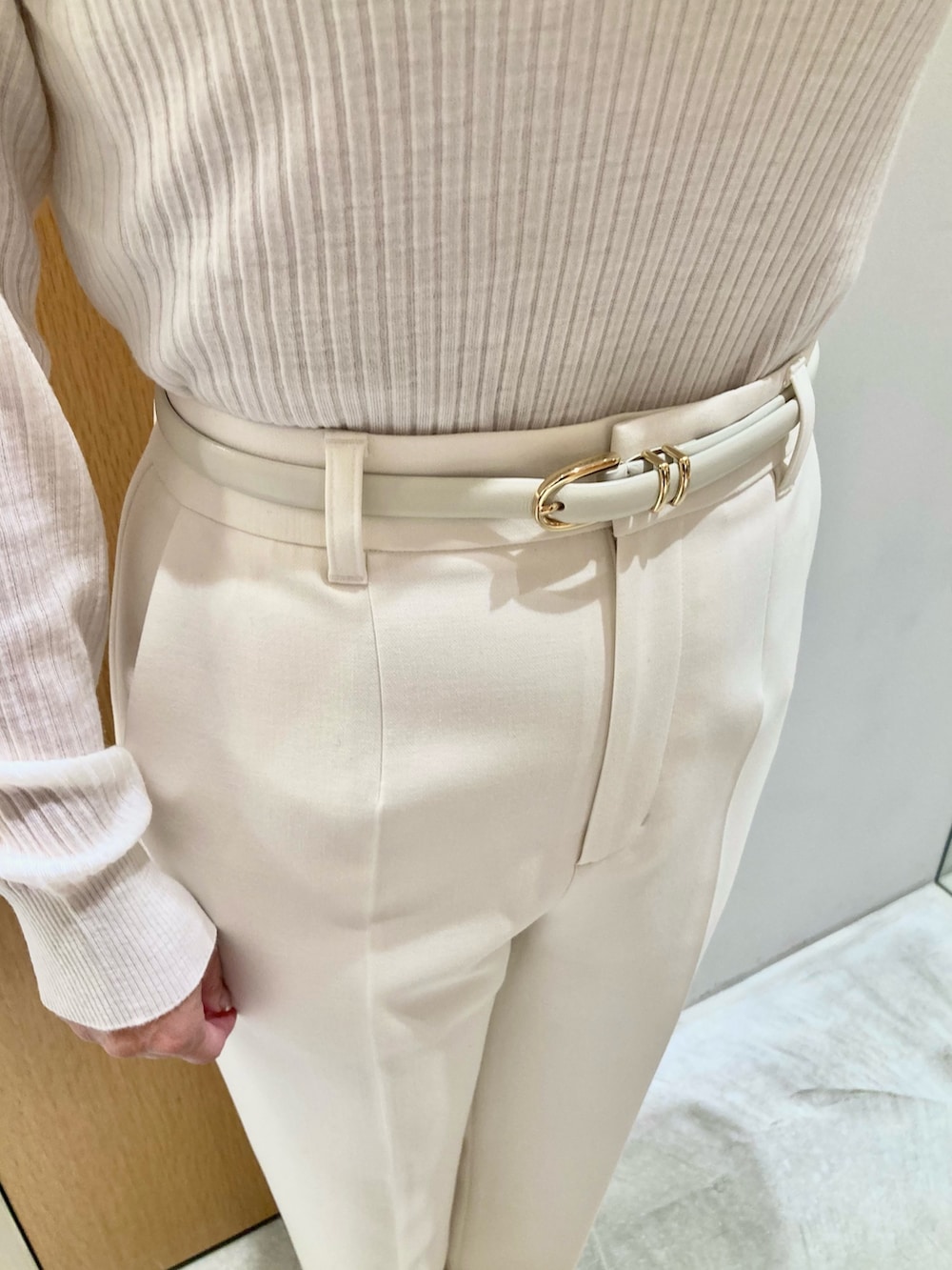 ブルー系のワンピース、ホワイト系のニット/セーター、ホワイト系のその他パンツを着用したレディースの秋コーディネートの8枚目の写真