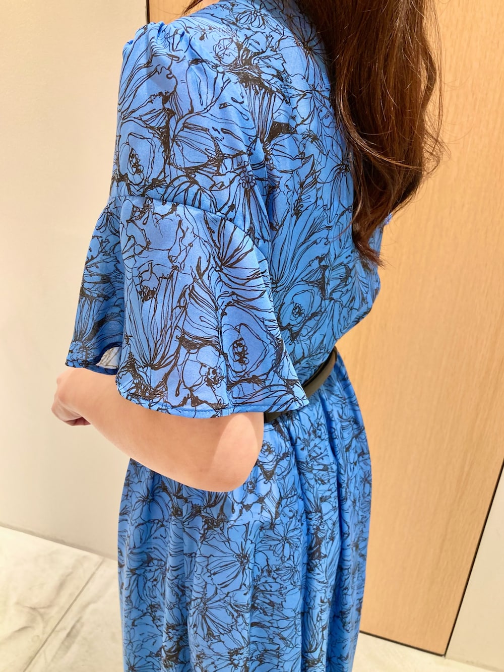 「アナイ(ANAYI)、夏コーデ、大人かわいい、夏、ワンピース、ブルー、バッグ、ベルト、フラワープリント、オトナ女子、オトナカジュアル、低身長、おでかけコーデ、デートコーデ、フェミニン」｜「ANAYIのリーフモチーフイヤリング（イヤリング、ゴールド系）」を使った、Hasebe.tさん（レディース・154cm）の夏コーディネートの7枚目の写真