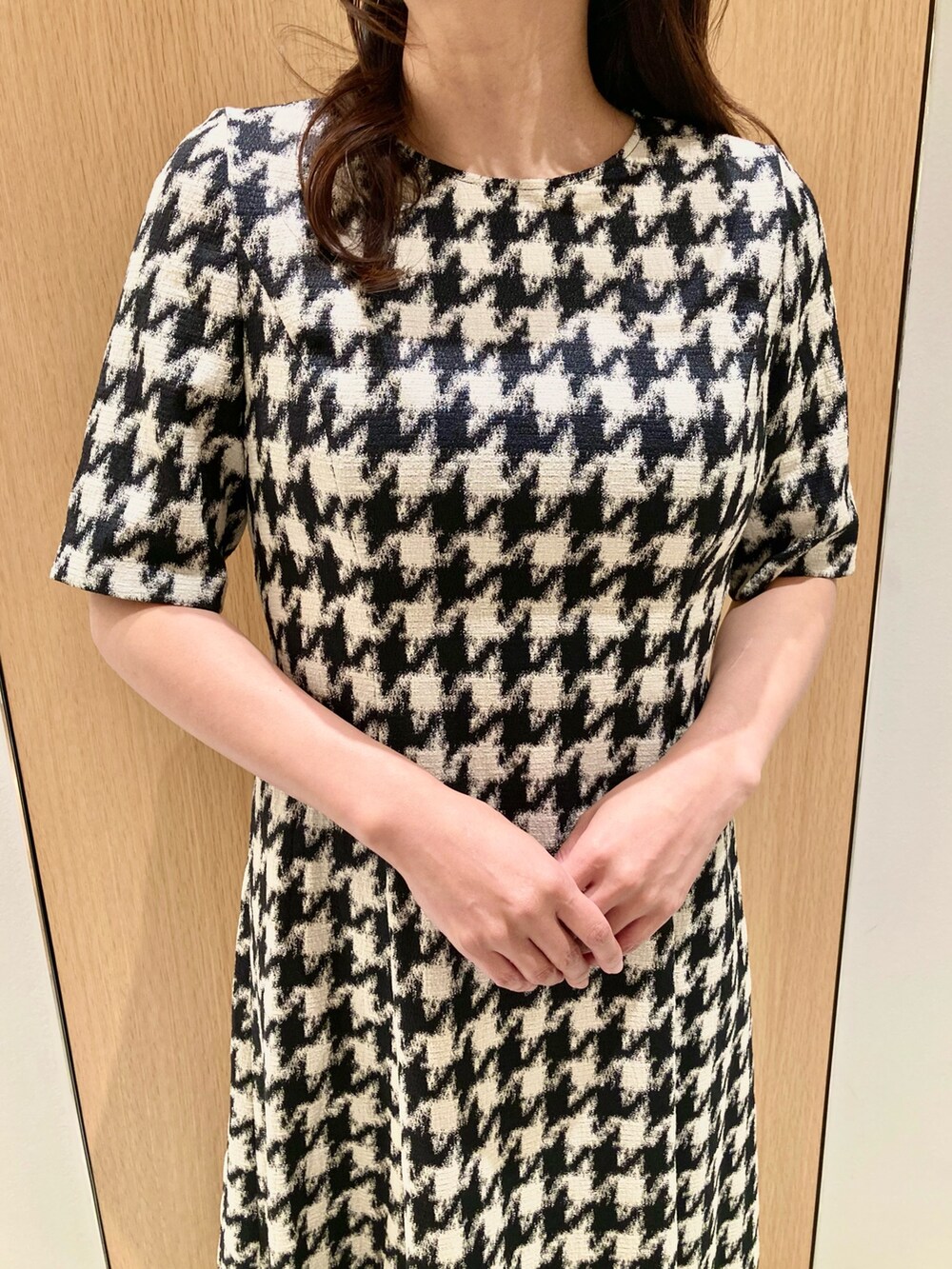 「アナイ(ANAYI)、秋コーデ、デートコーデ、モノトーン、ワンピース、大人女子、オフィスカジュアル、チドリ柄、大人コーデ、大人かわいい、フェミニン、ブラック、バッグ、イヤリング、低身長」｜「ANAYIのパールモチーフイヤリング（イヤリング、ホワイト系）」を使った、Hasebe.tさん（レディース・154cm）の秋コーディネートの4枚目の写真