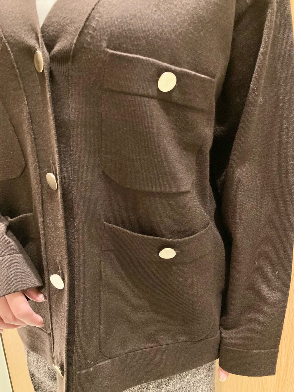 ブラウン系のニット/セーター、ベージュ系のキャミソール、ブラウン系のその他パンツを着用したレディースの秋コーディネートの5枚目の写真