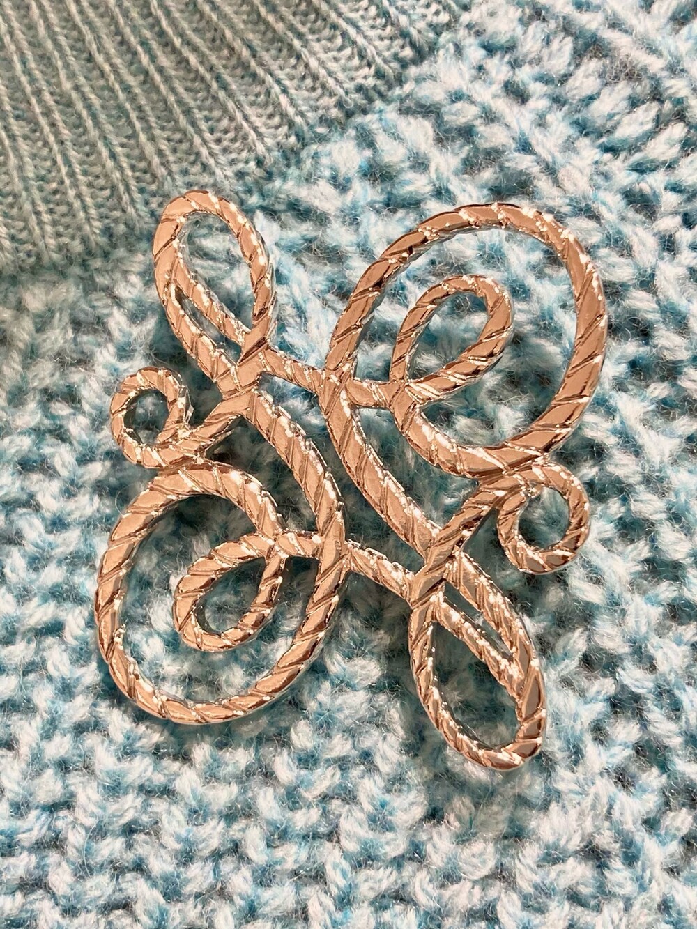 ブルー系のニット/セーター、グレー系のハンドバッグ、ホワイト系のその他パンツを着用したレディースの秋コーディネートの5枚目の写真