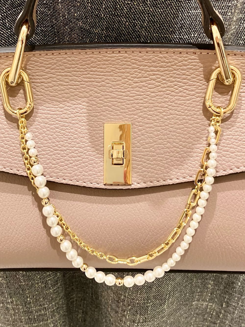 グレー系のワンピース、ピンク系のTシャツ/カットソー、ピンク系のハンドバッグを着用したレディースの秋コーディネートの9枚目の写真