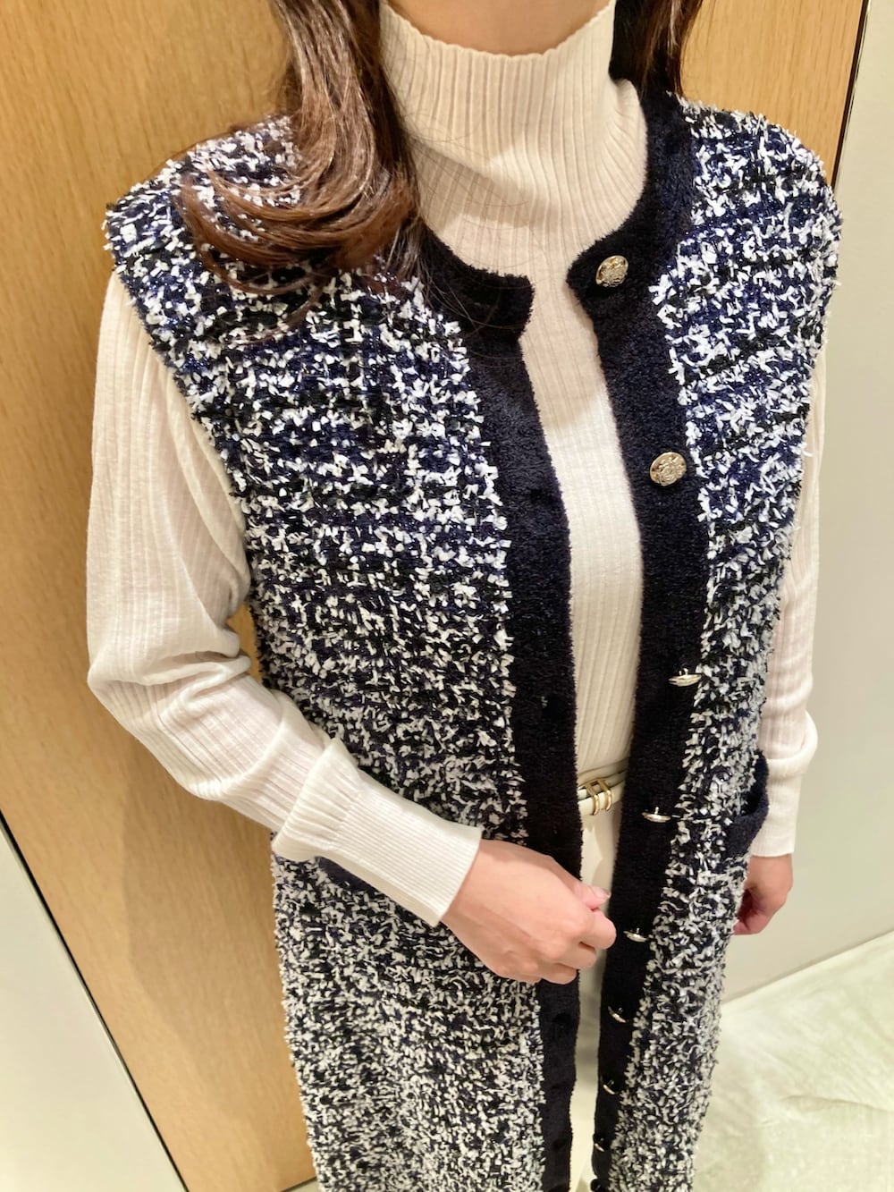 ブルー系のワンピース、ホワイト系のニット/セーター、ホワイト系のその他パンツを着用したレディースの秋コーディネートの5枚目の写真