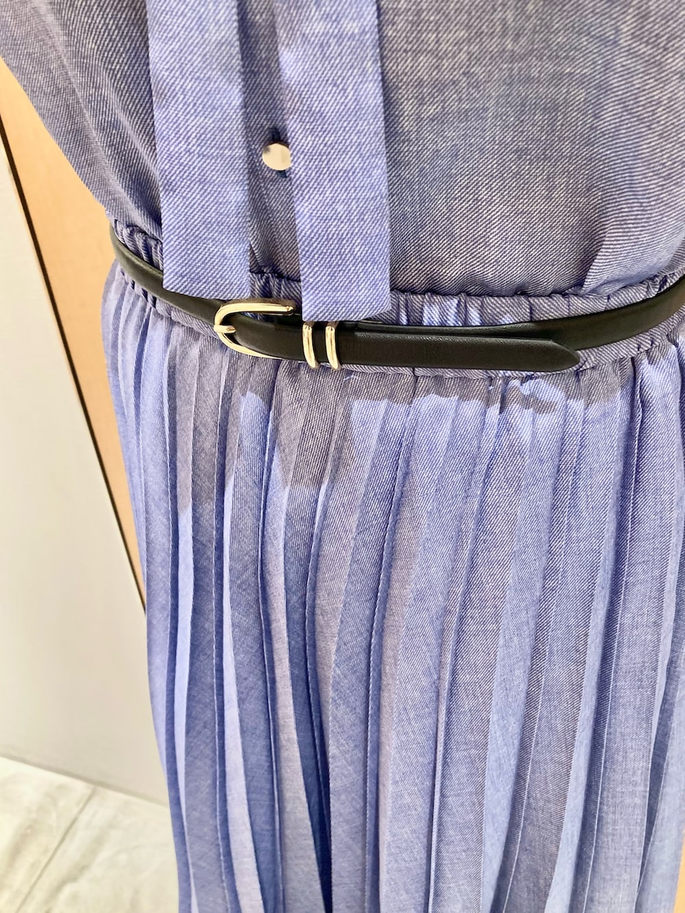 ブルー系のシャツ/ブラウス、ブルー系のスカート、ブラック系のベルトを着用したレディースの夏コーディネートの7枚目の写真