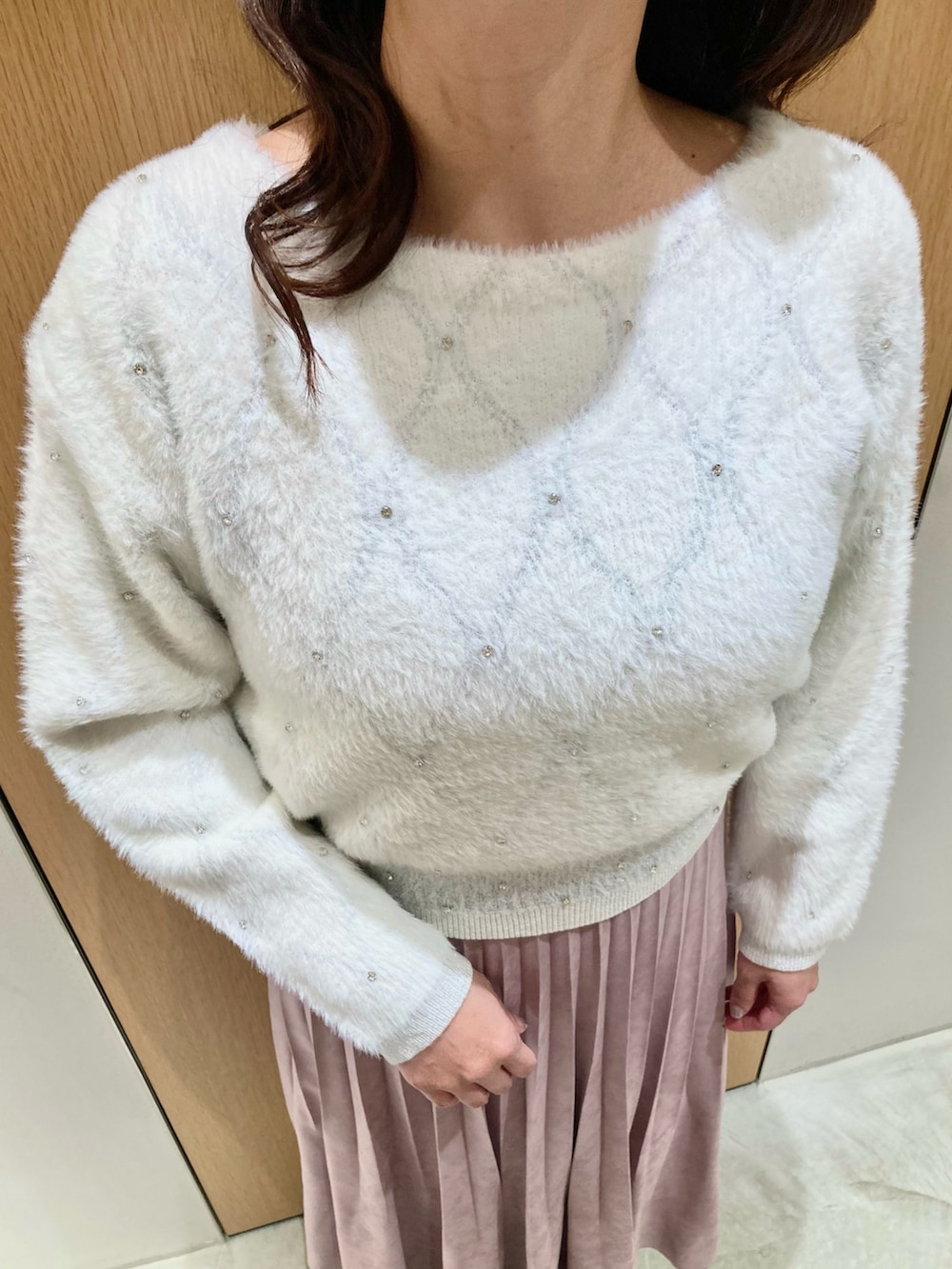 ホワイト系のニット/セーター、ピンク系のスカートを着用したレディースの冬コーディネートの5枚目の写真