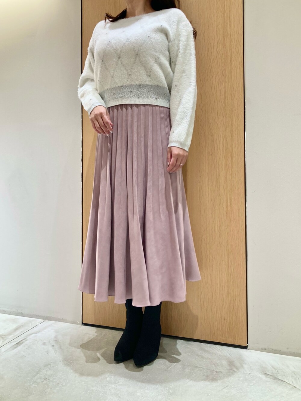 ホワイト系のニット/セーター、ピンク系のスカートを着用したレディースの冬コーディネートの4枚目の写真