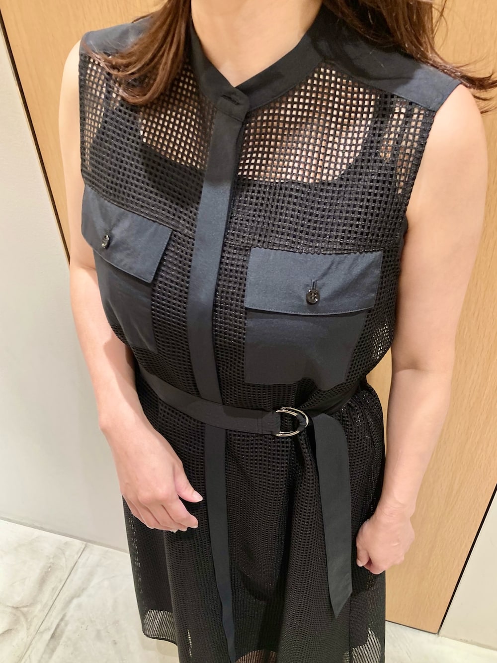 「アナイ(ANAYI)、ノースリーブ、お出かけコーデ、ワンピース、シンプルコーデ、きれいめカジュアル、夏コーデ、オトナカジュアル、オトナカワイイ、ブラック、メッシュ、低身長、オトナ女子、デートコーデ」｜「ANAYIのメッシュポケットコンビ ワンピース（ワンピース、ブラック系）」を使った、Hasebe.tさん（レディース・154cm）の夏コーディネートの5枚目の写真