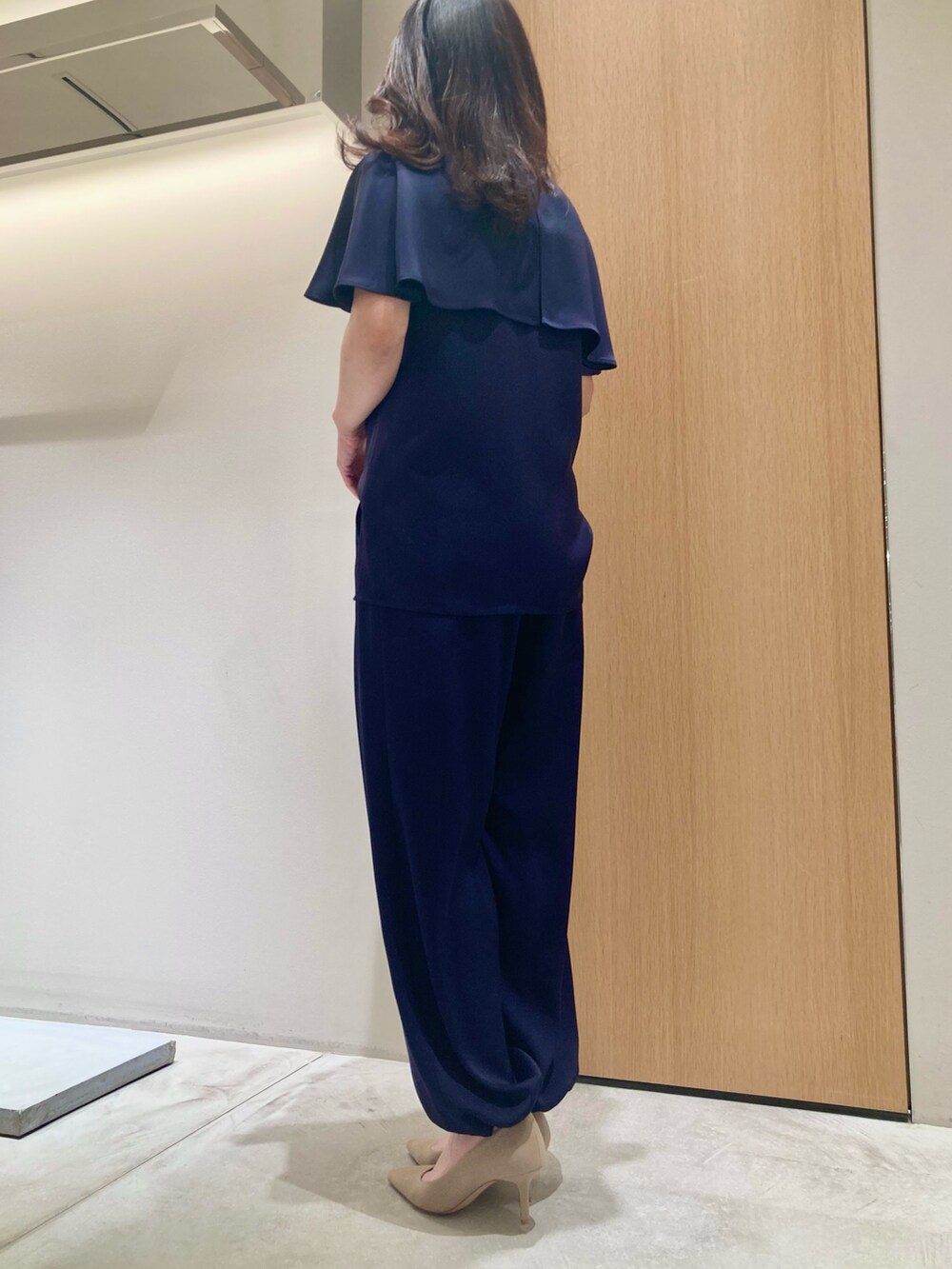 「アナイ(ANAYI)、大人カジュアル、休日スタイル、デートコーデ、お出かけコーデ、セットアップ、春夏コーデ、シンプルコーデ、春ファッション、カジュアルスタイル、オトナカワイイ、シンプルスタイル、大人可愛い、春、大人女子」｜「ANAYIのストレッチサテンケープブラウス（シャツ/ブラウス、ブルー系）」を使った、Hasebe.tさん（レディース・154cm）の春コーディネートの2枚目の写真